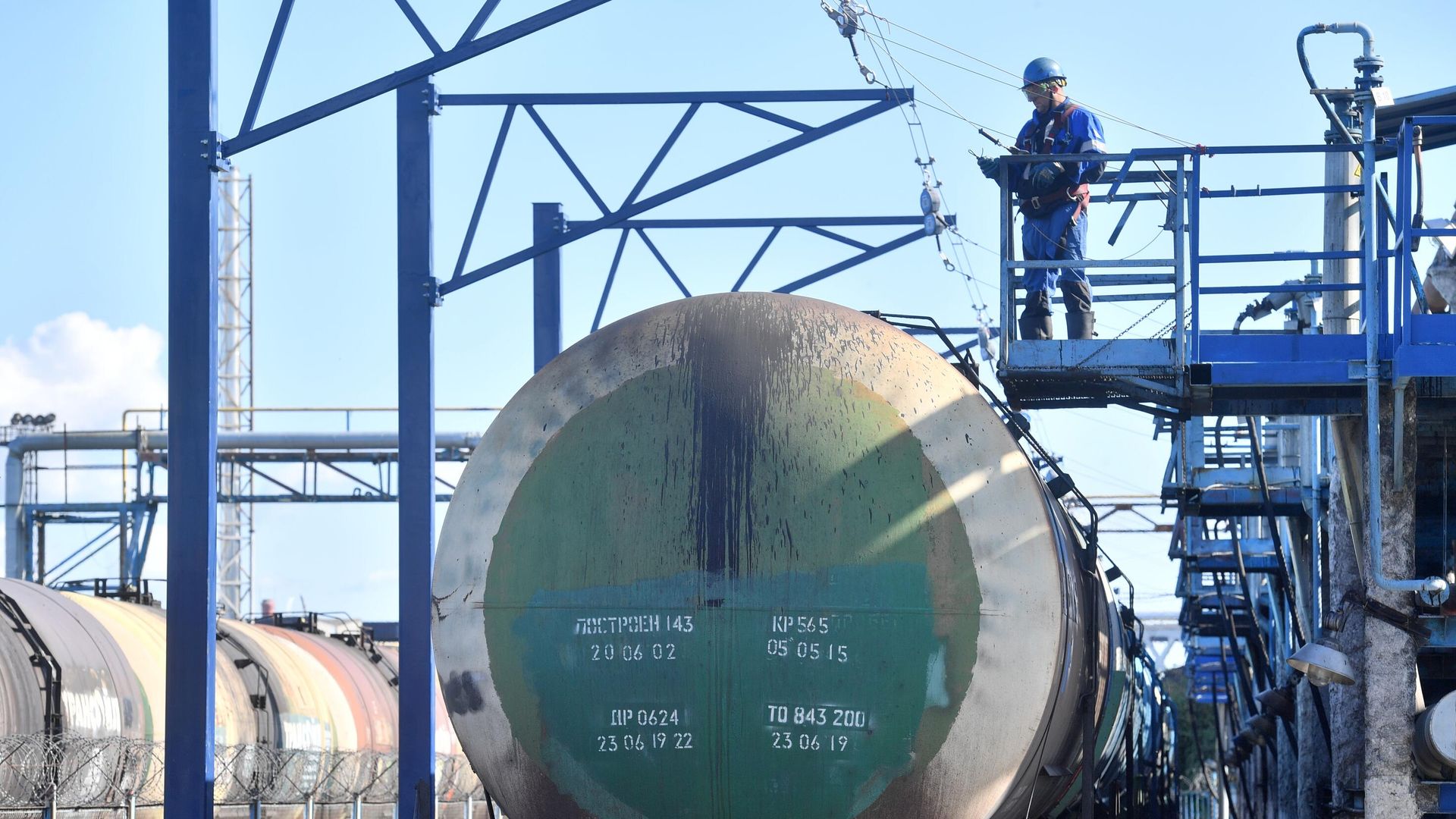 Железнодорожная цистерна с топливом в терминале компании Газпромнефть Железнодорожная цистерна с топливом в терминале компании Газпромнефть - РИА Новости, 1920, 08.04.2022