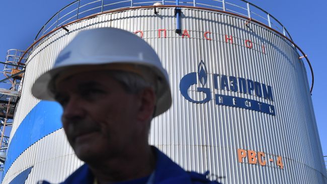 Цистерна с топливом в терминале компании Газпромнефть Цистерна с топливом в терминале компании Газпромнефть