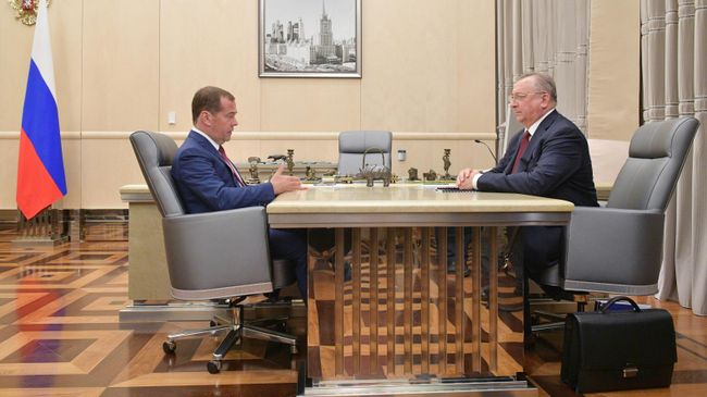 Дмитрий Медведев и председатель правления и президент ПАО Транснефть Николай Токарев во время встречи Дмитрий Медведев и председатель правления и президент ПАО Транснефть Николай Токарев во время встречи