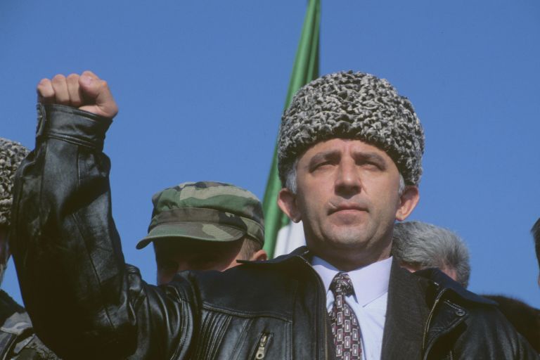 Премьер-министр коалиционного правительства Чечни и министр обороны Аслан Масхадов. 1996 год 