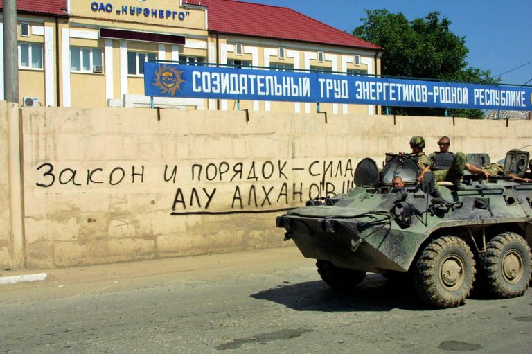 Российские военные патрулируют улицы Грозного 