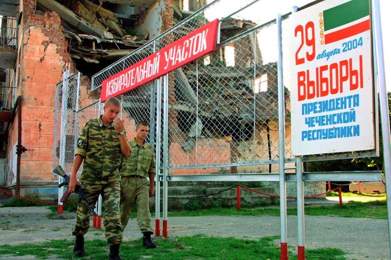 Российские военные у одного из избирательных участков в поселке Горагорский в Чечне 
