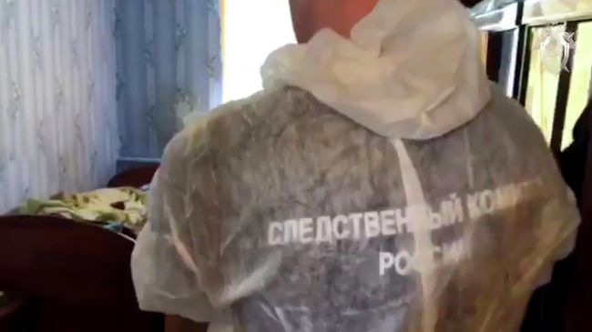 Сотрудник Следственного комитета России на месте массового убийства в селе Патрикеево Ульяновской области Сотрудник Следственного комитета России на месте массового убийства в селе Патрикеево Ульяновской области