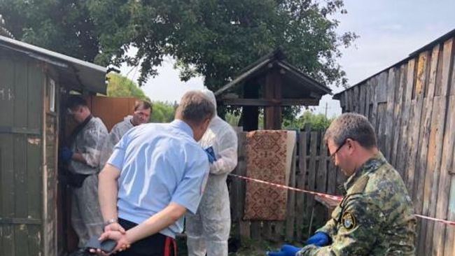 Сотрудники правоохранительных органов на месте массового убийства в селе Патрикеево Ульяновской области Сотрудники правоохранительных органов на месте массового убийства в селе Патрикеево Ульяновской области