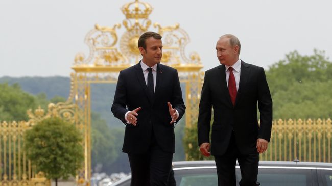 Президент РФ Владимир Путин и президент Франции Эммануэль Макрон во время встречи Президент РФ Владимир Путин и президент Франции Эммануэль Макрон во время встречи
