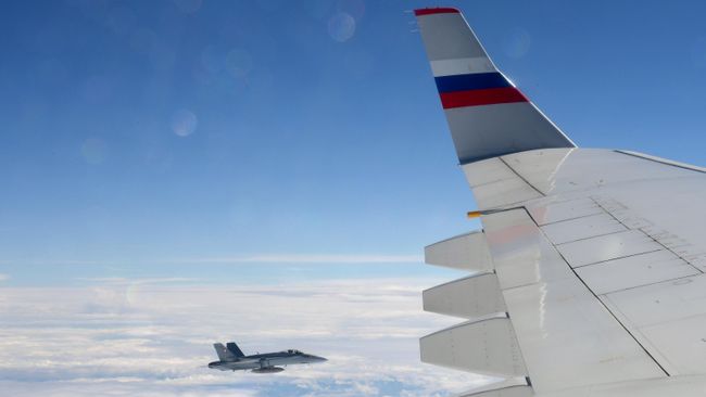 Истребитель Ф/A-18 Хорнет ВВС Швейцарии сопровождает российский пассажирский самолет. 19 августа 2019 Истребитель Ф/A-18 Хорнет ВВС Швейцарии сопровождает российский пассажирский самолет. 19 августа 2019
