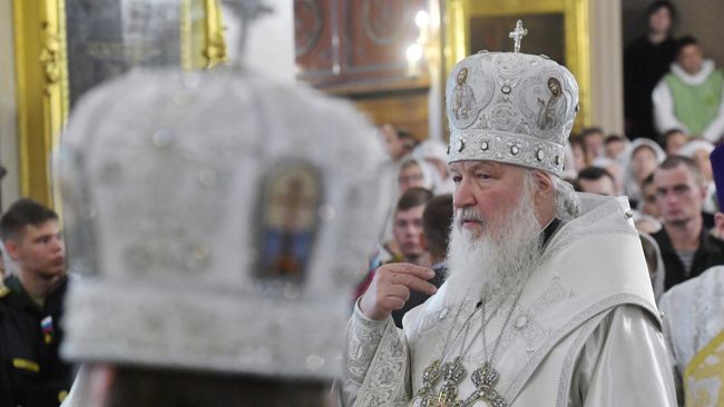 Патриарх Московский и всея Руси Кирилл во время Божественной литургии в Спасо-Преображенском соборе Санкт-Петербурга Патриарх Московский и всея Руси Кирилл во время Божественной литургии в Спасо-Преображенском соборе Санкт-Петербурга