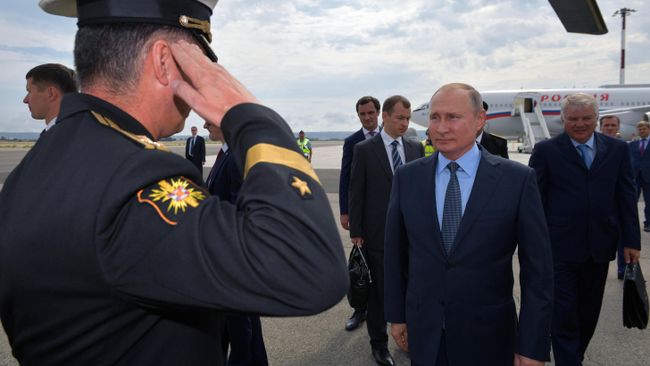 Президент РФ Владимир Путин во время церемонии встречи в аэропорту Марселя Президент РФ Владимир Путин во время церемонии встречи в аэропорту Марселя
