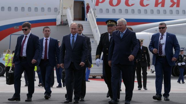 Владимир Путин во время церемонии встречи в аэропорту Марселя Владимир Путин во время церемонии встречи в аэропорту Марселя