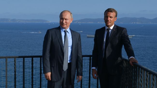 Владимир Путин и президент Франции Эммануэль Макрон во время встречи в резиденции президента Франции Форт Брегансон Владимир Путин и президент Франции Эммануэль Макрон во время встречи в резиденции президента Франции Форт Брегансон
