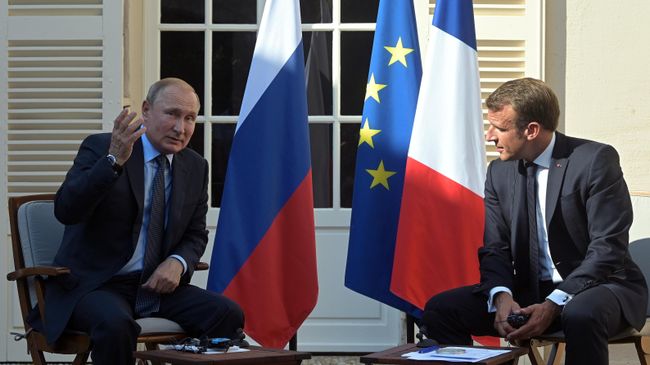 Президент РФ Владимир Путин и президент Франции Эммануэль Макрон во время встречи в резиденции президента Франции Форт Брегансон Президент РФ Владимир Путин и президент Франции Эммануэль Макрон во время встречи в резиденции президента Франции Форт Брегансон