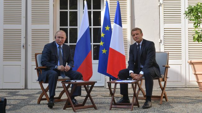 Президент РФ Владимир Путин и президент Франции Эммануэль Макрон во время встречи в резиденции президента Франции Форт Брегансон