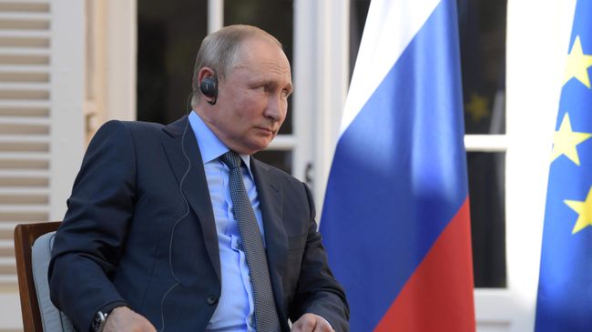 Президент РФ Владимир Путин во время встречи с президентом Франции Эммануэлем Макроном Президент РФ Владимир Путин во время встречи с президентом Франции Эммануэлем Макроном