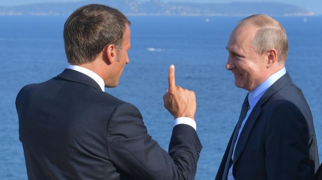Президент РФ Владимир Путин и президент Франции Эммануэль Макрон во время встречи в резиденции президента Франции Форт Брегансон Президент РФ Владимир Путин и президент Франции Эммануэль Макрон во время встречи в резиденции президента Франции Форт Брегансон