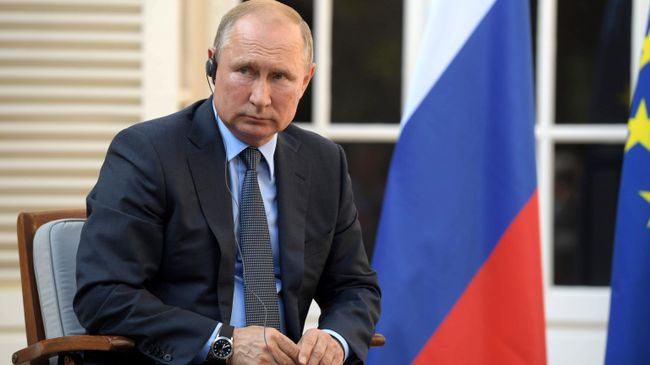 Президент РФ Владимир Путин во время встречи с президентом Франции Эммануэлем Макроном в резиденции президента Франции Форт Брегансон Президент РФ Владимир Путин во время встречи с президентом Франции Эммануэлем Макроном в резиденции президента Франции Форт Брегансон