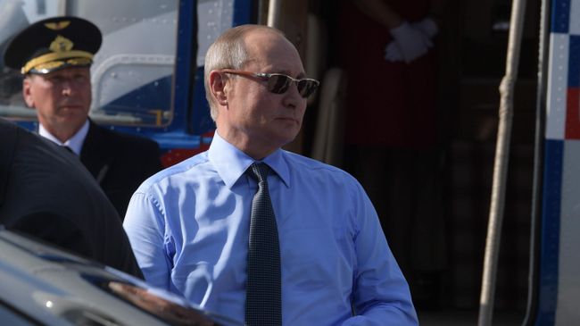 Президент РФ Владимир Путин перед встречей с президентом Франции Эммануэлем Макроном в резиденции президента Франции Форт Брегансон Президент РФ Владимир Путин перед встречей с президентом Франции Эммануэлем Макроном в резиденции президента Франции Форт Брегансон