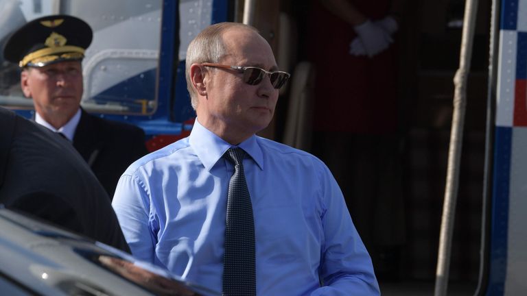 Президент РФ Владимир Путин перед встречей с президентом Франции Эммануэлем Макроном в резиденции президента Франции Форт Брегансон