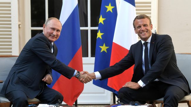 Президент РФ Владимир Путин и президент Франции Эммануэль Макрон во время встречи в резиденции президента Франции Форт Брегансон Президент РФ Владимир Путин и президент Франции Эммануэль Макрон во время встречи в резиденции президента Франции Форт Брегансон
