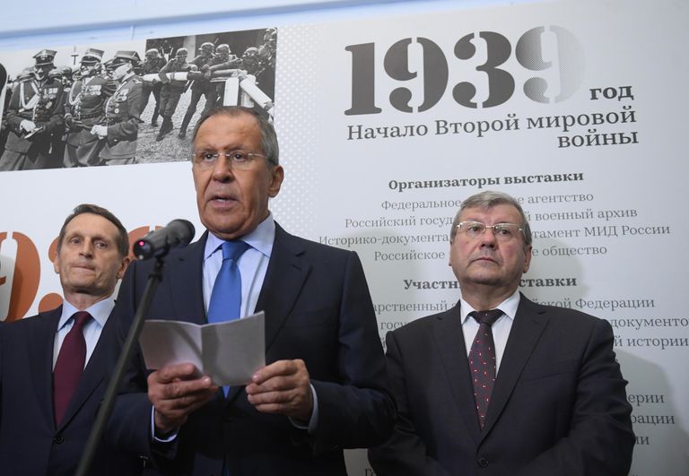 Председатель Российского исторического общества, директор Службы внешней разведки (СВР) Сергей Нарышкин, министр иностранных дел РФ Сергей Лавров, руководитель Федерального архивного агентства Андрей Артизов на открытии историко-документальной выставки 1939 год. Начало Второй мировой войны Председатель Российского исторического общества, директор Службы внешней разведки (СВР) Сергей Нарышкин, министр иностранных дел РФ Сергей Лавров, руководитель Федерального архивного агентства Андрей Артизов на открытии историко-документальной выставки 1939 год. Начало Второй мировой войны