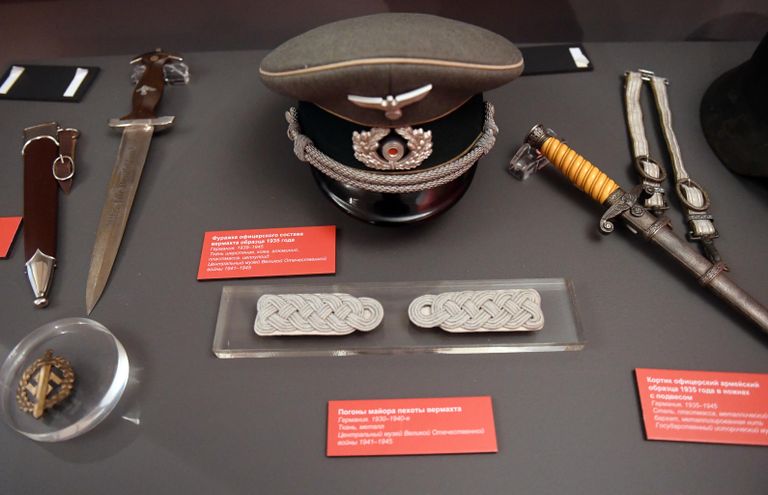 Фуражка офицерского состава вермахта образца 1935 года (Германия, 1935- 1945 гг.), погоны майора пехоты вермахта (Германия, 1930-1940-е ), кортик офицерский армейский образца 1935 года в ножнах с подвесом (Германия, 1935- 1945 гг.), представленные на открытии историко-документальной выставки 1939 год. Начало Второй мировой войны Фуражка офицерского состава вермахта образца 1935 года (Германия, 1935- 1945 гг.), погоны майора пехоты вермахта (Германия, 1930-1940-е ), кортик офицерский армейский образца 1935 года в ножнах с подвесом (Германия, 1935- 1945 гг.), представленные на открытии историко-документальной выставки 1939 год. Начало Второй мировой войны