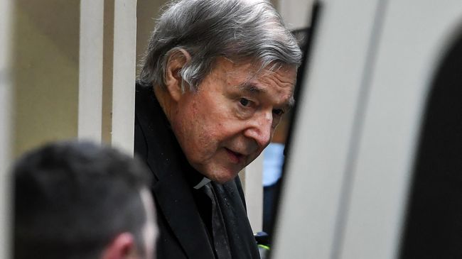 Австралийский кардинал Джордж Пелл выходит в наручниках из Верховного суда штата Виктория в Мельбурне. 21 августа 2019 Австралийский кардинал Джордж Пелл выходит в наручниках из Верховного суда штата Виктория в Мельбурне. 21 августа 2019