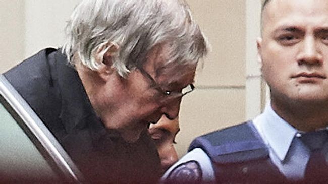 Австралийский кардинал Джордж Пелл у здания Верховного суда штата Виктория в Мельбурне. 21 августа 2019 Австралийский кардинал Джордж Пелл у здания Верховного суда штата Виктория в Мельбурне. 21 августа 2019