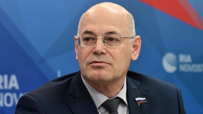Член Комитета СФ по социальной политике Владимир Круглый во время пресс-конференции в Международном мультимедийном пресс-центре МИА Россия сегодня Член Комитета СФ по социальной политике Владимир Круглый во время пресс-конференции в Международном мультимедийном пресс-центре МИА Россия сегодня