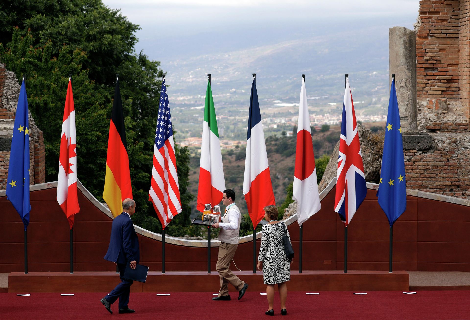 Флаги стран — участниц саммита G7 Флаги стран — участниц саммита G7 - РИА Новости, 1920, 04.06.2026