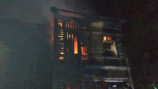 Пожар в жилом доме в Саратове на улице Вольская