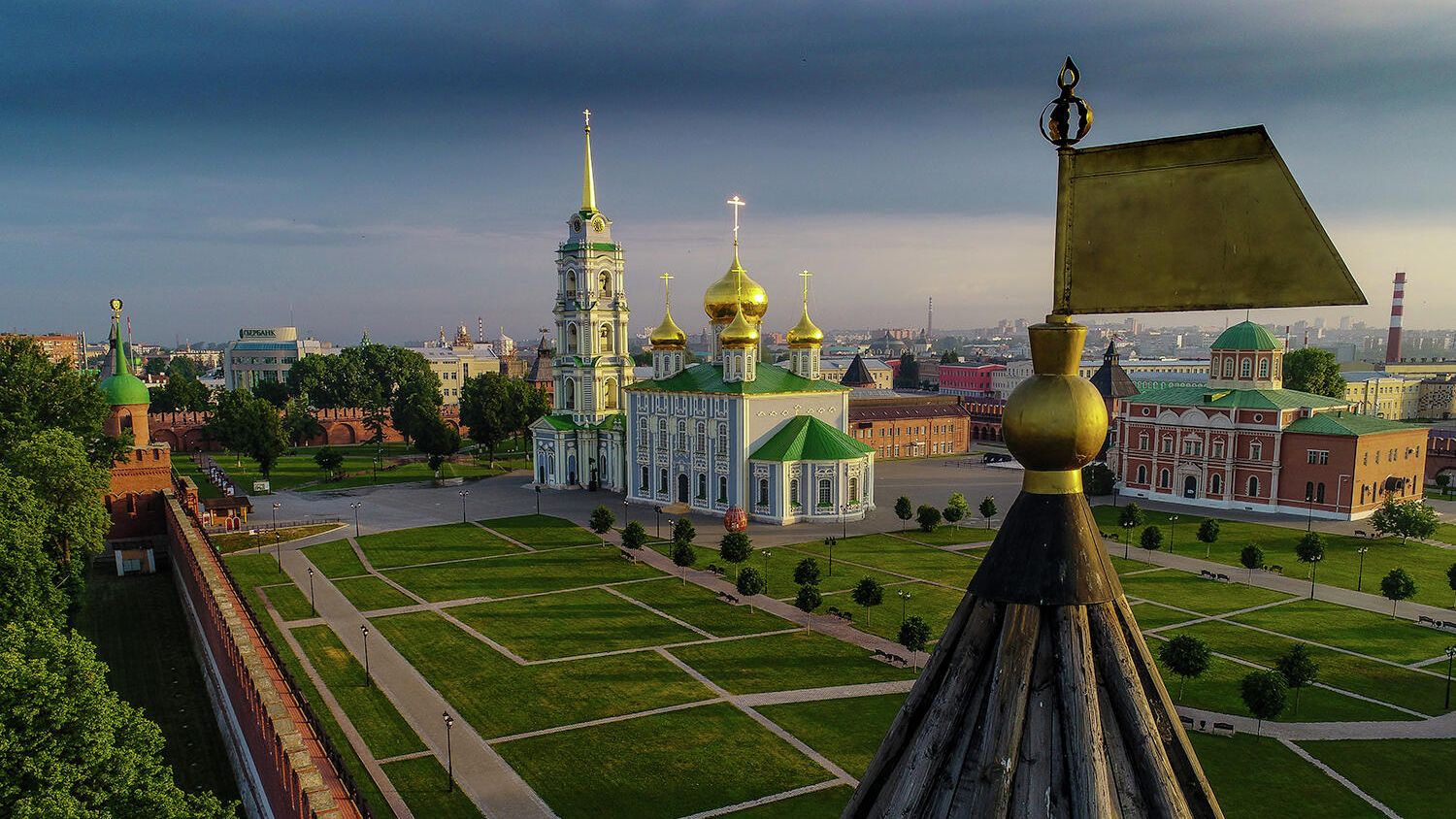 Тульский кремль. В центре: Успенский собор. Справа: флажок на крыше Никитской башни. Тульский кремль. В центре: Успенский собор. Справа: флажок на крыше Никитской башни. - РИА Новости, 1920, 11.12.2019