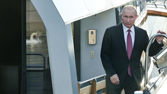 Президент РФ Владимир Путин на борту катера Култаранта-8 перед рабочим обедом с президентом Финляндии Саули Ниинистё Президент РФ Владимир Путин на борту катера Култаранта-8 перед рабочим обедом с президентом Финляндии Саули Ниинистё
