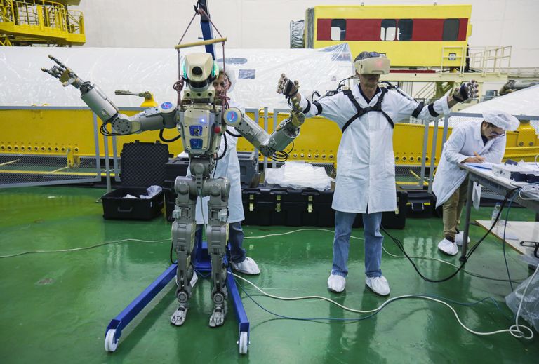 Подготовка робота Skybot F-850 (робота Федора) на Байконуре к полету к МКС Подготовка робота Skybot F-850 (робота Федора) на Байконуре к полету к МКС
