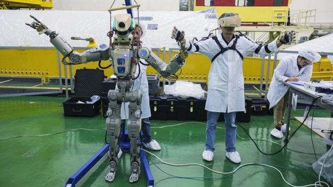 Подготовка робота Skybot F-850 (робота Федора) на Байконуре к полету к МКС Подготовка робота Skybot F-850 (робота Федора) на Байконуре к полету к МКС