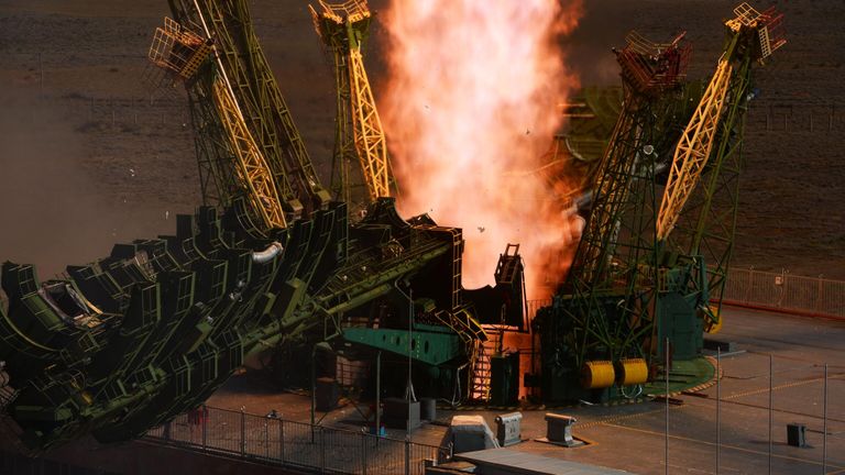 Запуск ракеты-носителя Союз-2.1а с пилотируемым кораблем Союз МС-14 со стартовой площадки космодрома Байконур Запуск ракеты-носителя Союз-2.1а с пилотируемым кораблем Союз МС-14 со стартовой площадки космодрома Байконур