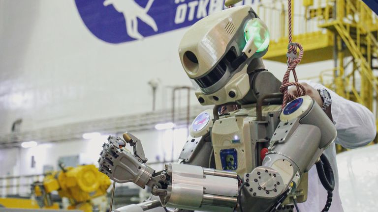 Подготовка робота Skybot F-850 (робота Федора) на Байконуре к полету к МКС Подготовка робота Skybot F-850 (робота Федора) на Байконуре к полету к МКС