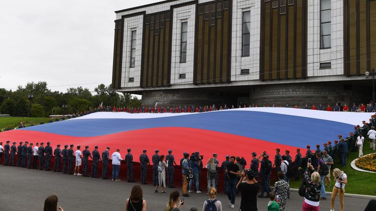 Участники флешмоба развернули государственный флаг Российской Федерации на площади Парка Победы на Поклонной горе в рамках празднования Дня государственного флага России Участники флешмоба развернули государственный флаг Российской Федерации на площади Парка Победы на Поклонной горе в рамках празднования Дня государственного флага России