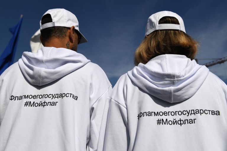Участники торжественного мероприятия, посвященного празднованию Дня государственного флага Российской Федерации, на площади Маркса в Новосибирске Участники торжественного мероприятия, посвященного празднованию Дня государственного флага Российской Федерации, на площади Маркса в Новосибирске