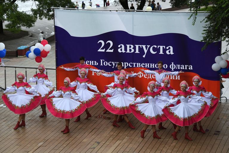 Выступление артистов на праздничном концерте, посвященном Дню государственного флага Российской Федерации, на набережной Спортивной гавани во Владивостоке Выступление артистов на праздничном концерте, посвященном Дню государственного флага Российской Федерации, на набережной Спортивной гавани во Владивостоке
