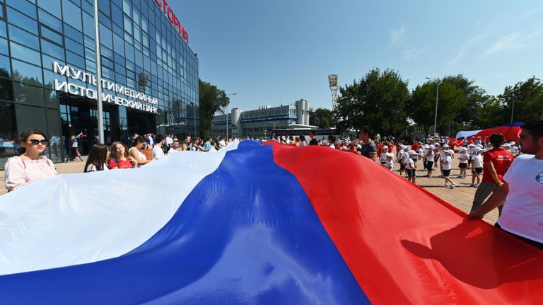 Празднование Дня государствУчастники торжественного мероприятия, посвященного празднованию Дня государственного флага Российской Федерации, на площади возле исторического парка Россия - Моя история в Ростове-на-Дону Празднование Дня государствУчастники торжественного мероприятия, посвященного празднованию Дня государственного флага Российской Федерации, на площади возле исторического парка Россия - Моя история в Ростове-на-Дону
