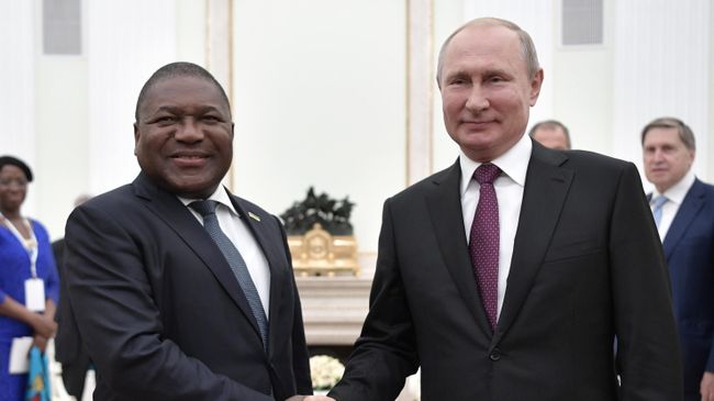 Президент РФ Владимир Путин и президент Мозамбика Филипе Ньюси во время встречи Президент РФ Владимир Путин и президент Мозамбика Филипе Ньюси во время встречи