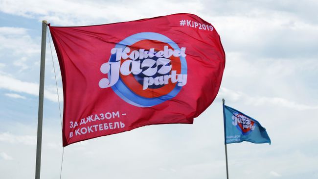 Флаги с символикой ежегодного международного джазового фестиваля Koktebel Jazz Party в Коктебеле Флаги с символикой ежегодного международного джазового фестиваля Koktebel Jazz Party в Коктебеле