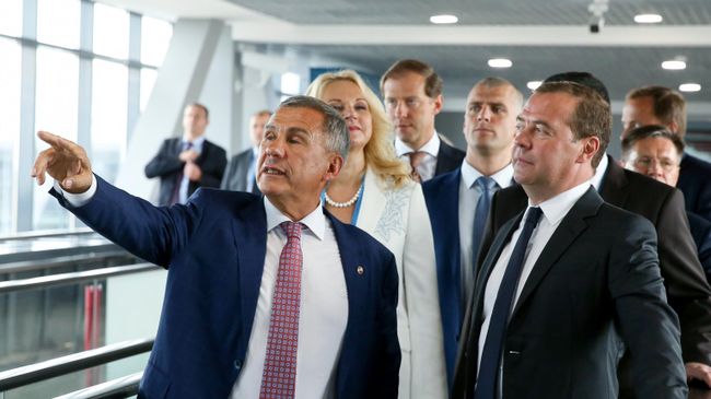 Председатель правительства РФ Дмитрий Медведев осматривает площадку проведения 45-го Мирового чемпионата по профессиональному мастерству по стандартам WorldSkills