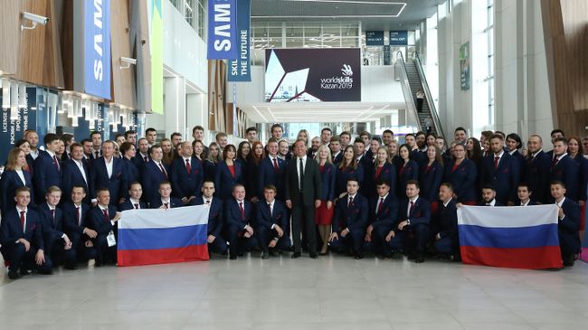 Председатель правительства РФ Дмитрий Медведев и члены российской сборной - участники 45-го Мирового чемпионата по профессиональному мастерству по стандартам WorldSkills