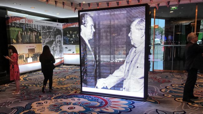 Фотография со встречи бывшего президента США Ричарда Никсона с Мао Цзэдуном в 1972 году, представленная на выставке посвященной 40-летию дипломатических отношений США и Китая Фотография со встречи бывшего президента США Ричарда Никсона с Мао Цзэдуном в 1972 году, представленная на выставке посвященной 40-летию дипломатических отношений США и Китая