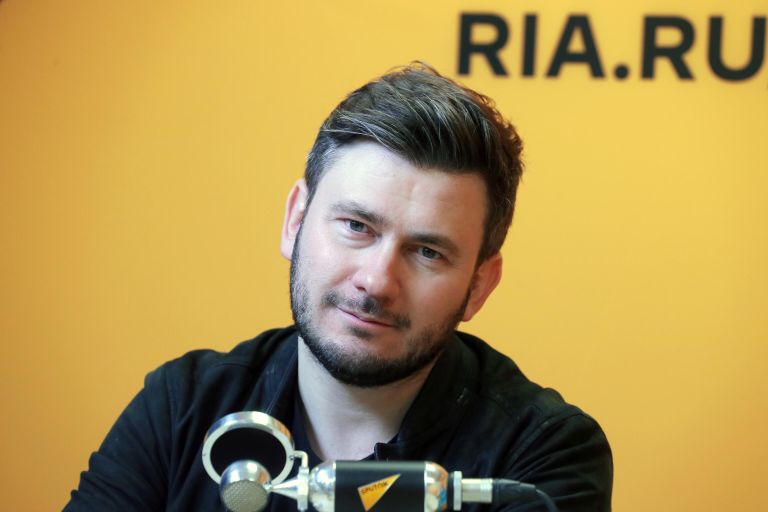 Российский писатель Дмитрий Глуховский в студии радио Sputnik в Москве