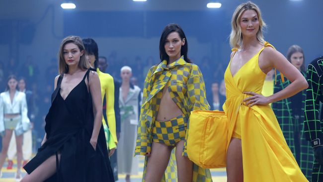 Джиджи Хадид, Белла Хадид и Карли Клосс во время показа коллекции Off-White сезона Осень-Зима 2019/2020 в Париже