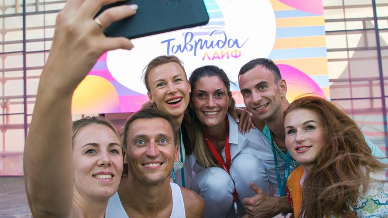 ОлимпийскиЙ чемпион по лыжным гонкам Александр Легков с участниками фестиваля творческих сообществ Таврида-АРТ в бухте Капсель в Судаке