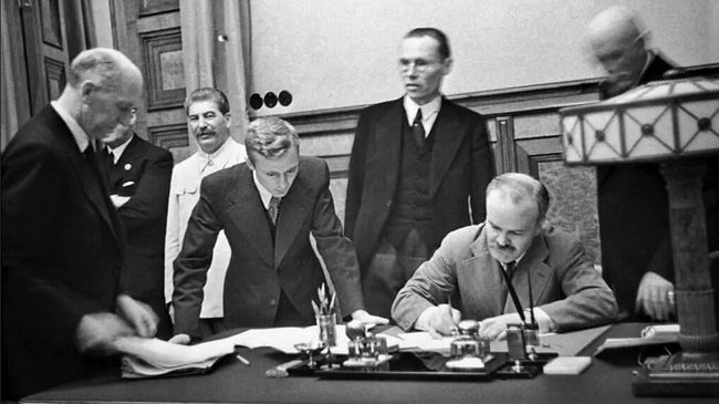 Нарком иностранных дел СССР В.М. Молотов подписывает договор о дружбе и границе между СССР и Германией Нарком иностранных дел СССР В.М. Молотов подписывает договор о дружбе и границе между СССР и Германией