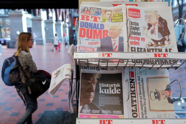 Газеты с заголовками об отмене поездки Дональда Трампа в Данию на центральном вокзале Копенгагена