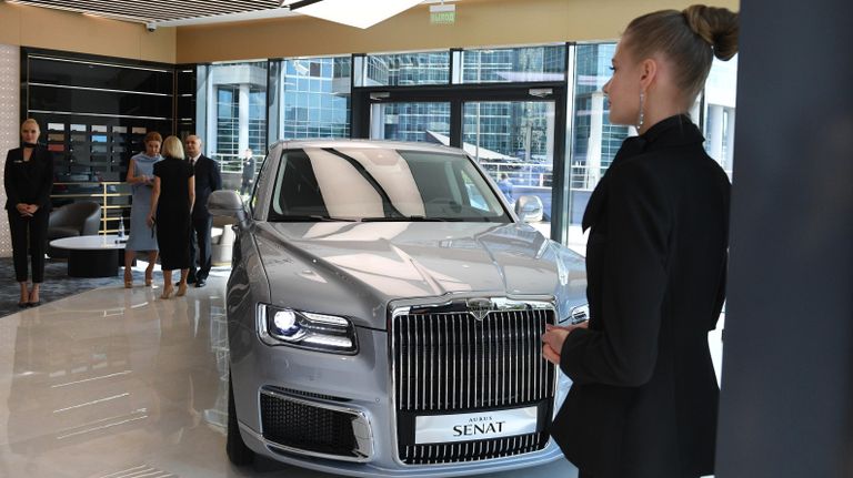 Автомобиль Aurus Senat в первом шоуруме по коммерческим продажам отечественных машин для первых лиц государства проекта Кортеж в деловом центре Москва-Сити Автомобиль Aurus Senat в первом шоуруме по коммерческим продажам отечественных машин для первых лиц государства проекта Кортеж в деловом центре Москва-Сити
